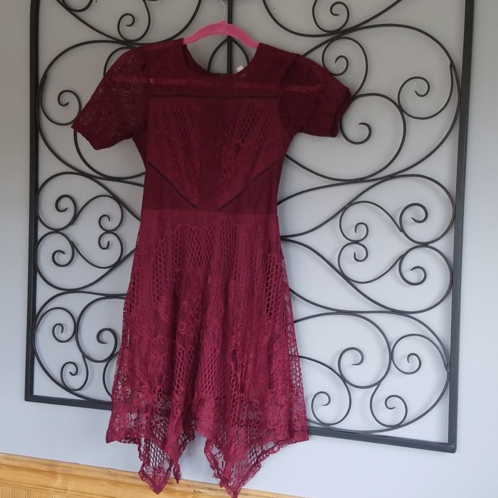 Short maroon cutout mini dresz